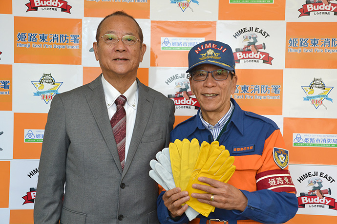 水瀨隆行副会長と兵庫県消防協会姫路市支部長の坂本信嘉さん。