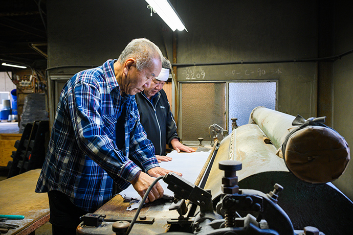 バフィング（ペーパー掛け）で革の床面をなめらかに仕上げる。