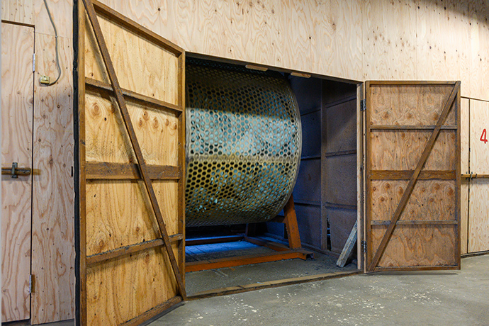 石居みさお皮革の革づくりに欠かせない網太鼓。