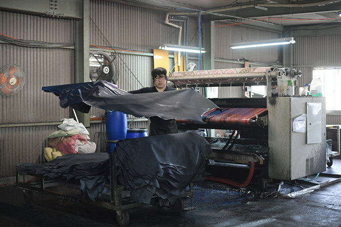 若手職人たちは、外部の同業者と協力して革づくりをしている。