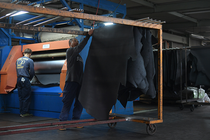 アイロンやローラーなどの作業で銀面の個性を際立たせる。