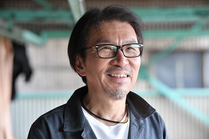 「五感に訴える革づくりを心掛けています」と話す木本さん。