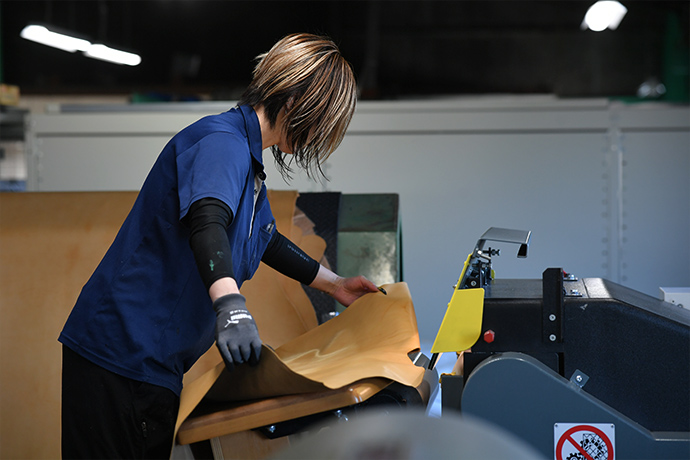 女性スタッフの技術と声を革つくりに活かす。