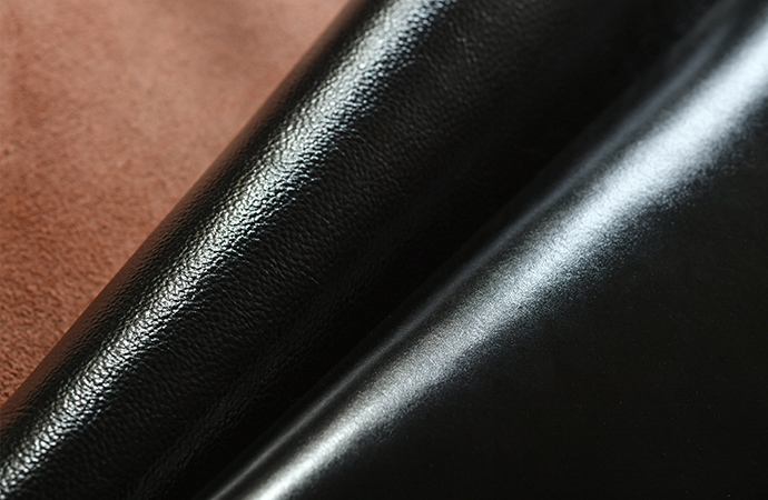 革の芯を茶色に染めている「ティーコア」。切りっぱなしや吟面と床面のセット使いのデザイン提案に向いている。