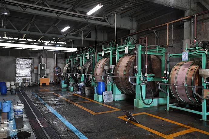 ドラムの前に安全装置を設置する、導線のラインを引くなどして安全性を確保。