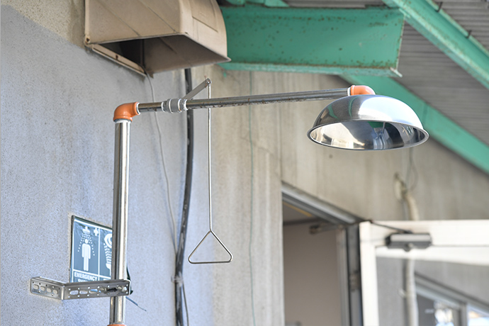 緊急時、体に付着した薬品などを洗い流せるようシャワーも設置。